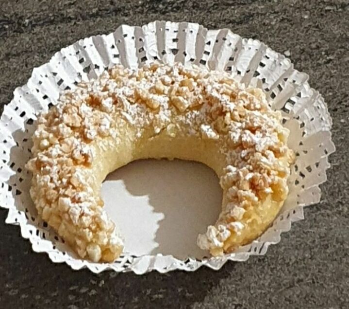 Kmiratte ou corne de gazelle une pâte sablée fourrée avec une pâte damande et de la cannelle et de l'eau de fleurs d'oranger 