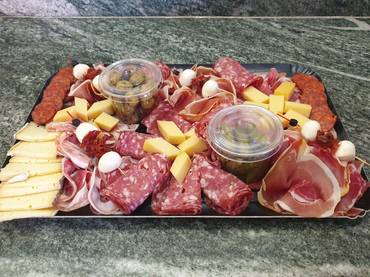 Plance de charcuteries a emporter pour 4 personnes
a emporter 30€