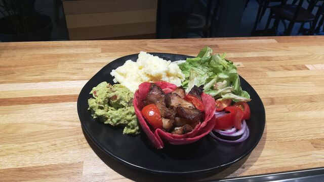 tortilla maison au porc, guacamole, purée