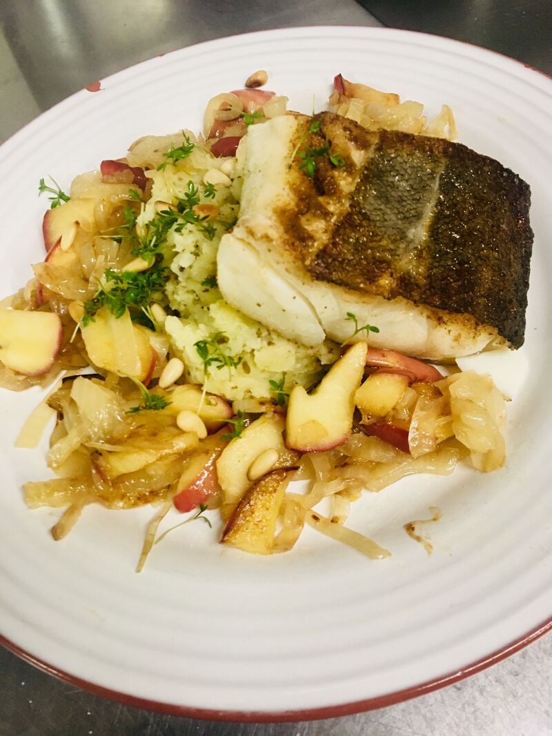 Kabeljau auf Kartoffel-Majoran-Stampf mit gerösteten Äpfeln und Zwiebeln 