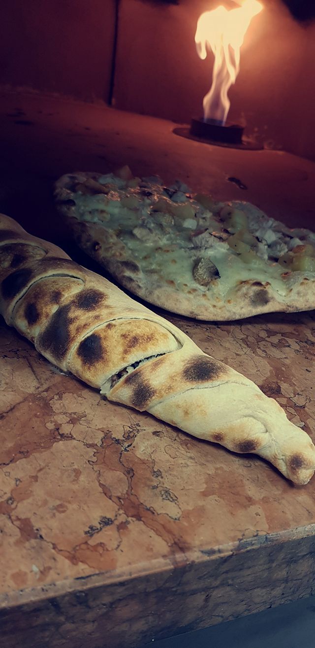 Toutes nos pizzas sont préparées avec des produits 100% italiens et cuites au feu de bois !