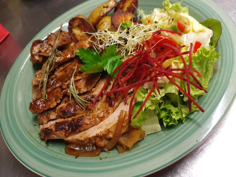 Schwarzbierzwiebelsteak an Rosmarindrillinge 