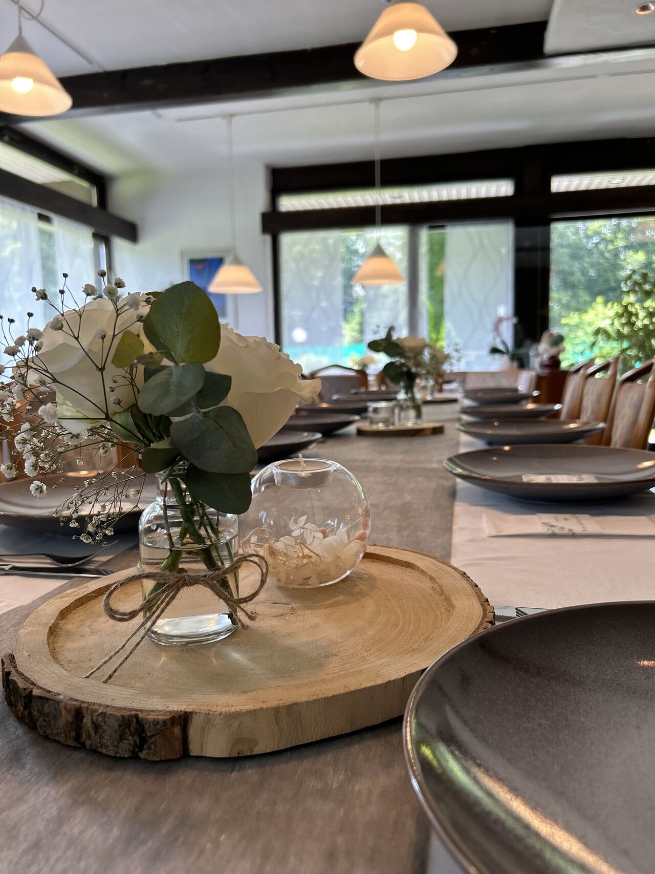 Schlichte Tischdeko für eine Taufe