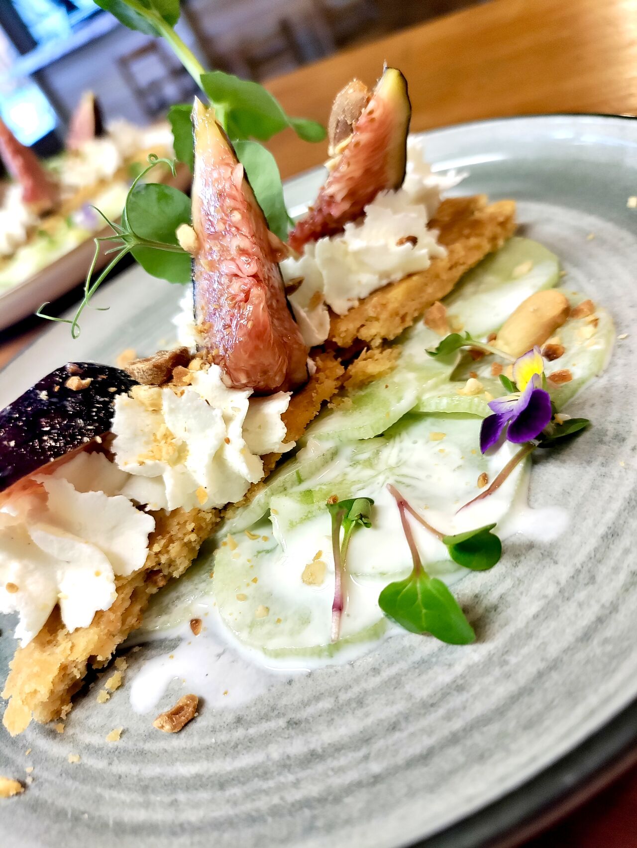 Sablé aux cacahuètes, chèvre frais, figues et concombre à la grecque
