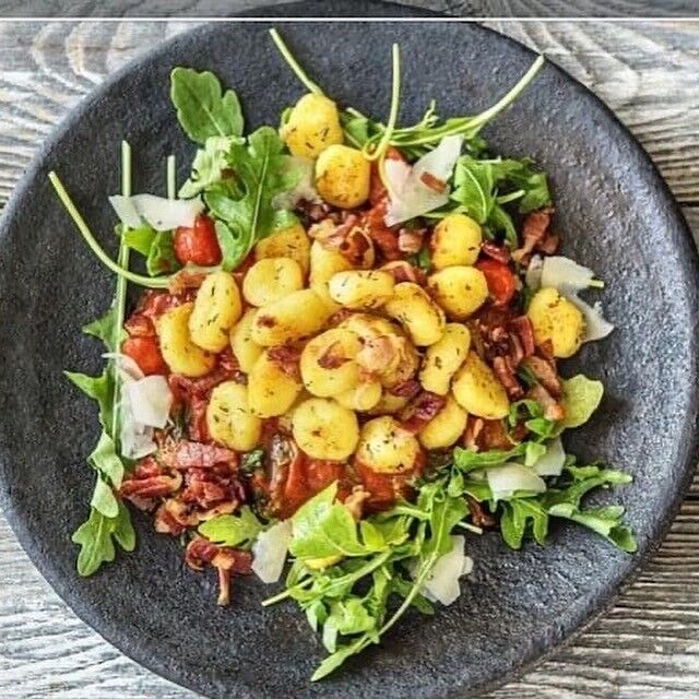 Huisgemaakte gnocchi surf en turf (chorizo en scampi).