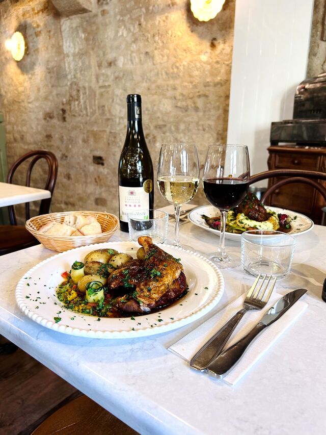 Assis à une bonne table