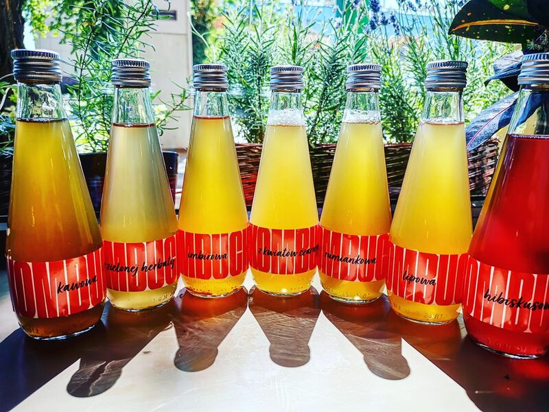 Oprócz kiszenia warzyw i owoców zajmujemy się promowaniem naturalnie fermentowanych napojów. 