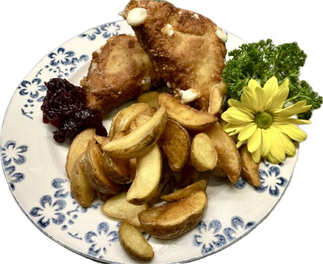 Ser smażony , płynny w środku, z żurawiną w Szynku robioną i łódkami kartoflanymi