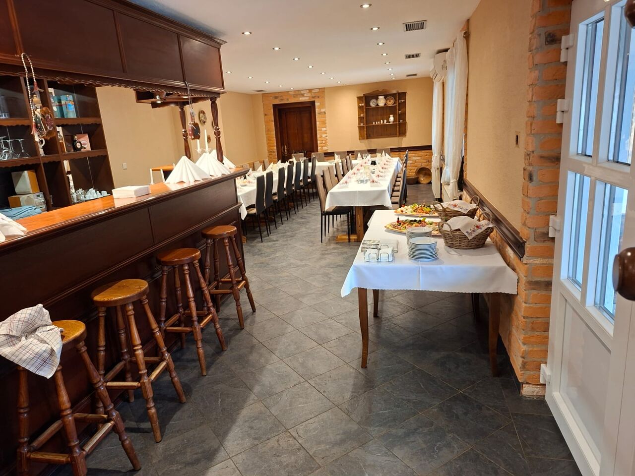 Náš salónik má kapacitu až pre 40 ľudí a je ideálny pre firemné alebo rodinné oslavy. 