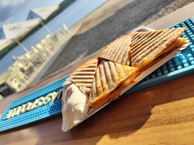 Quesadilly jsou výborné buď s cheddarem nebo chorizem