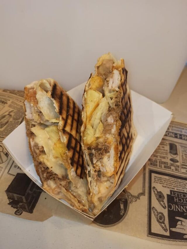 Tacos, cordon bleu, éfiloché de bœuf, sauce fromagère persil ail et pommes de terre épicées 