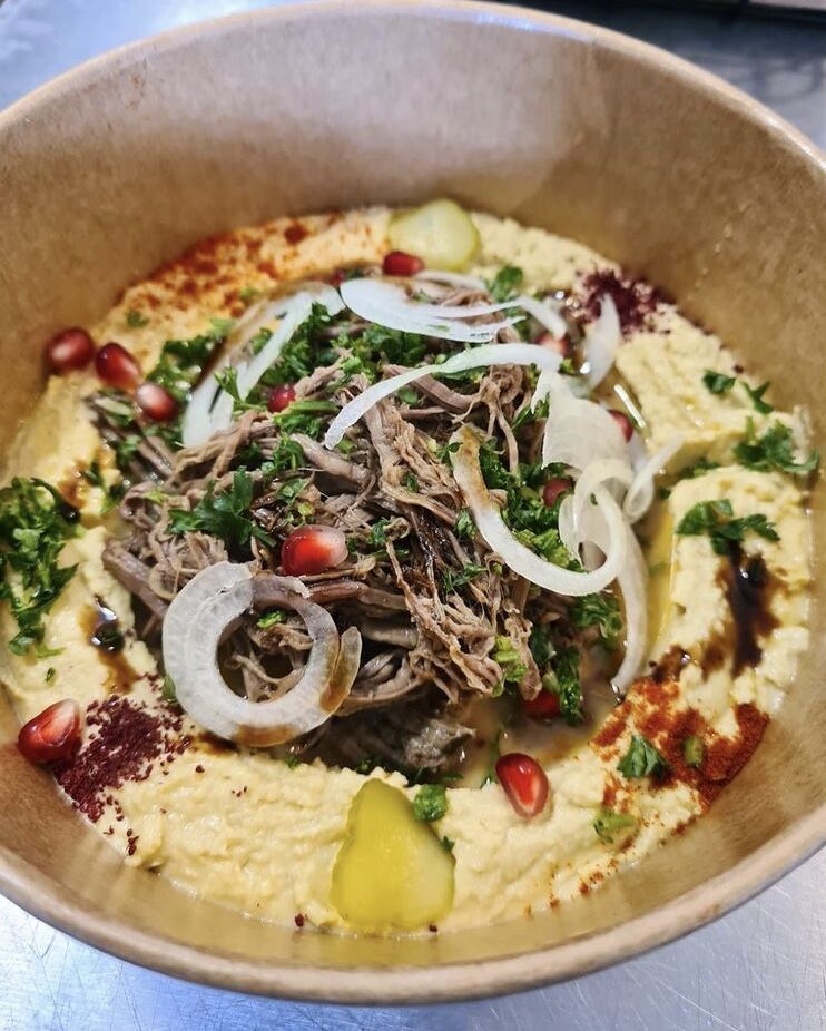 Effiloché de boeuf sur lit de hommos ( Plat du Jour)