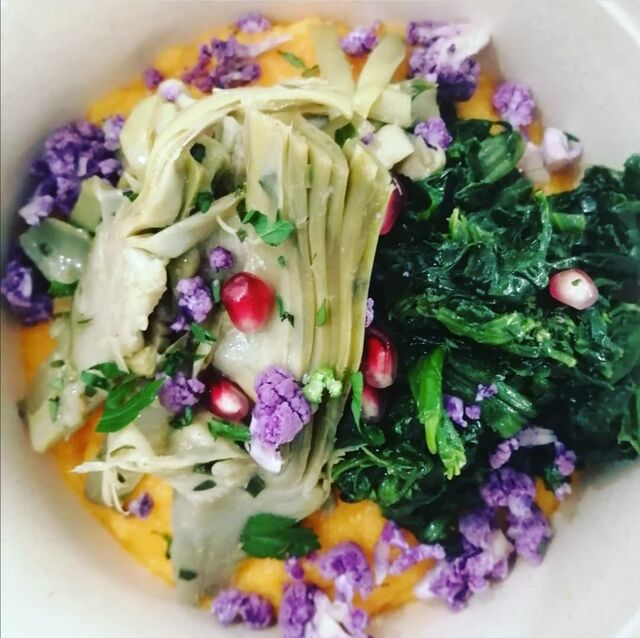 Hummus di carote e sedano rapa con carciofi espinaci