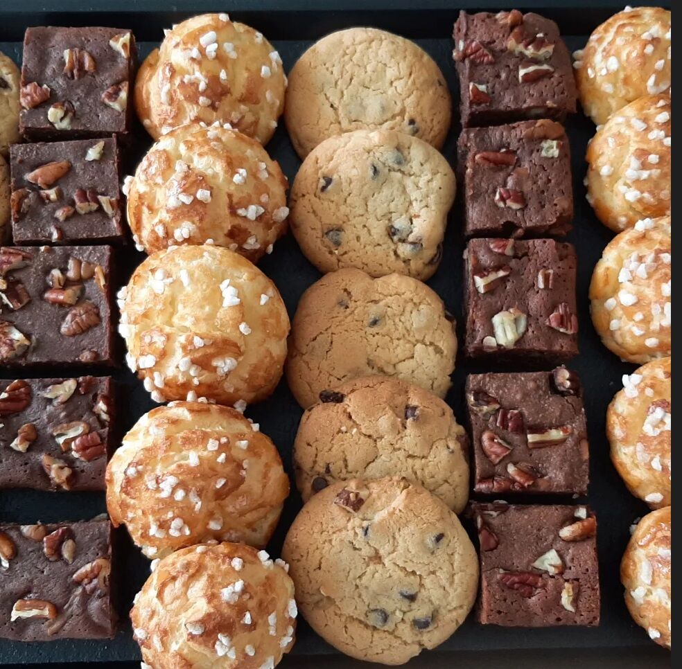 Brownies aux noix de pécan, chouquettes et cookies au pépites de chocolat