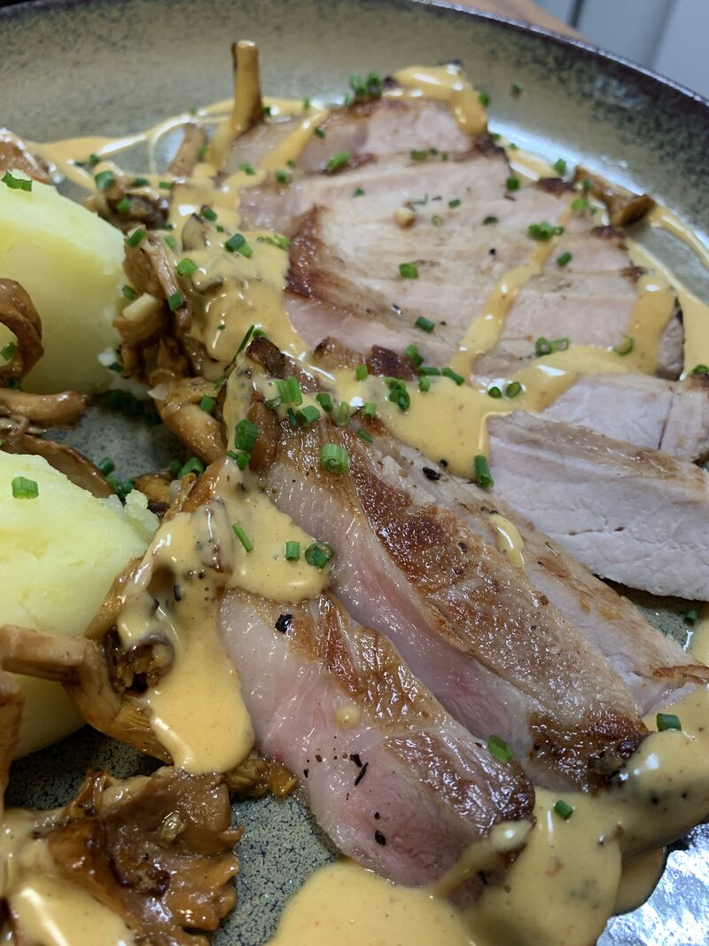 L’Entrecôte de Cochon des Monts Lagast, Sauce Chorizo, Girolles et Embeurré de Pomme de Terre
