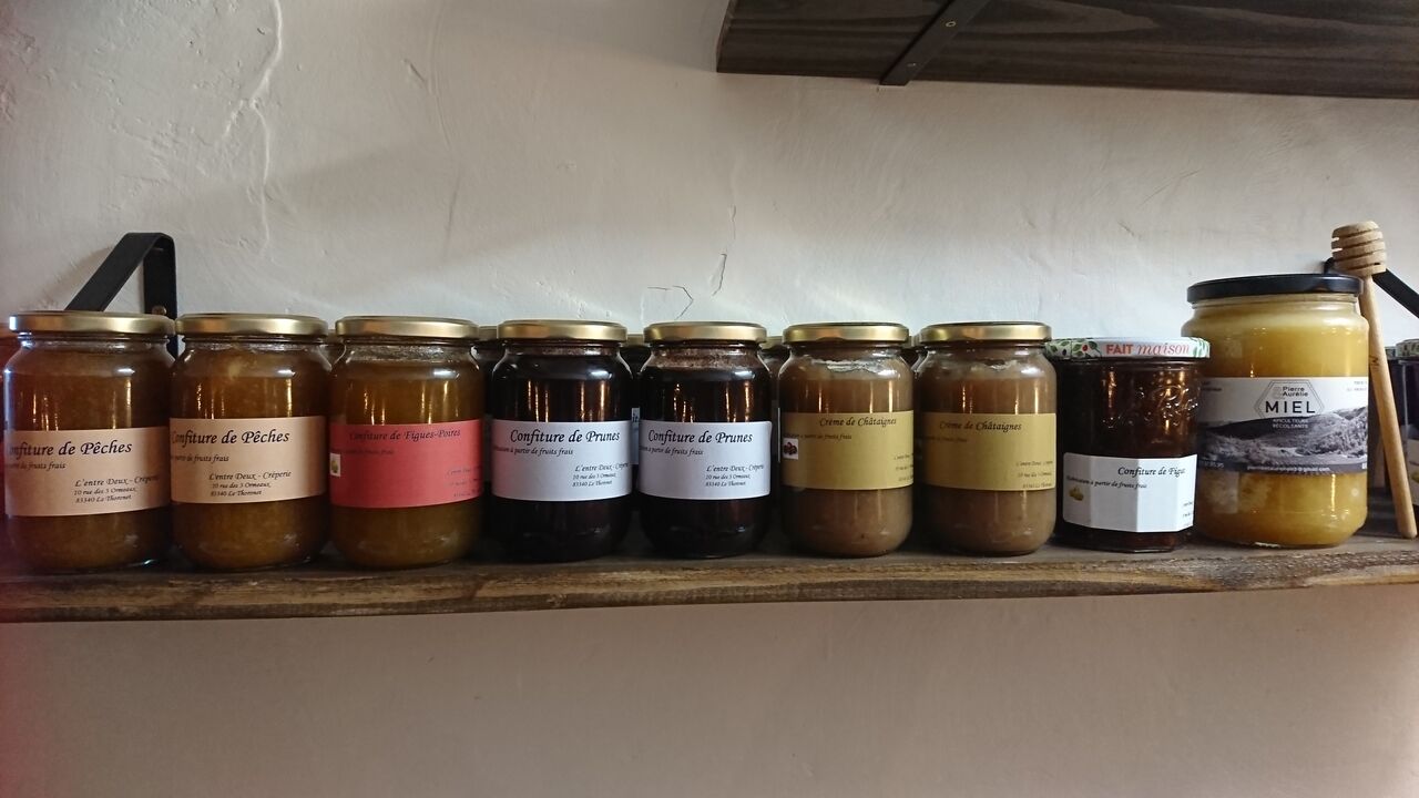 Confiture maison, fabriquées à partir de fruits frais.
Miel de Pierre et Aurelie, apiculteurs Entrecasteaux.