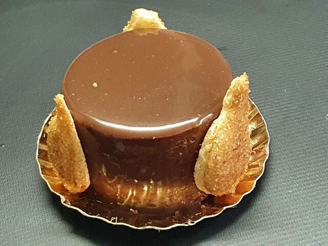 LE FLEUR DE SEL :
- mousse chocolat noir 55% de cacao
- cremeux caramel salée
- croustillant 