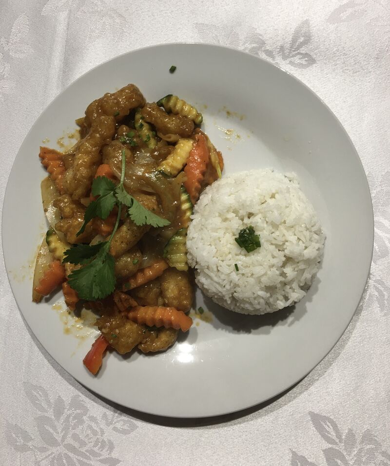 Poisson, sauce piquante avec RIZ