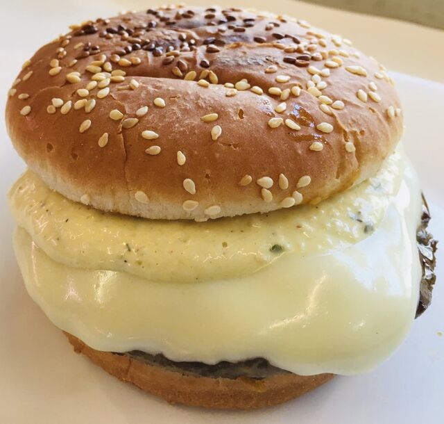 - Cheeseburger mit Gewürzgurken, Röstzwiebeln, Currysoße & Remoulade -