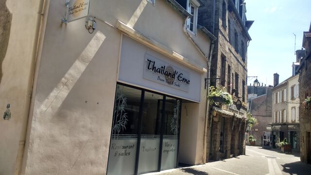 Restaurant thaïlandais et sushis rue fontaine blanche Landerneau
Restauration asiatique vente à emporter