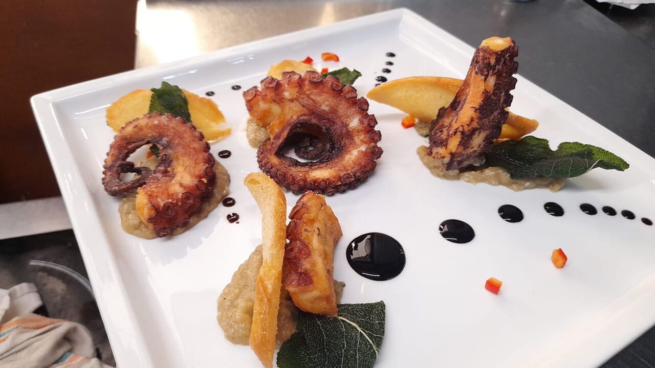 Polpo fritto su crema rustica di melanzana