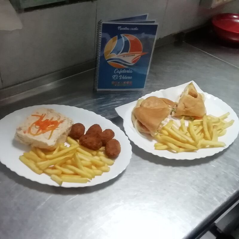 Plato combinado de croquetas, ensaladilla y papas fritas.
Nuestro bocadillo especial El Velero
