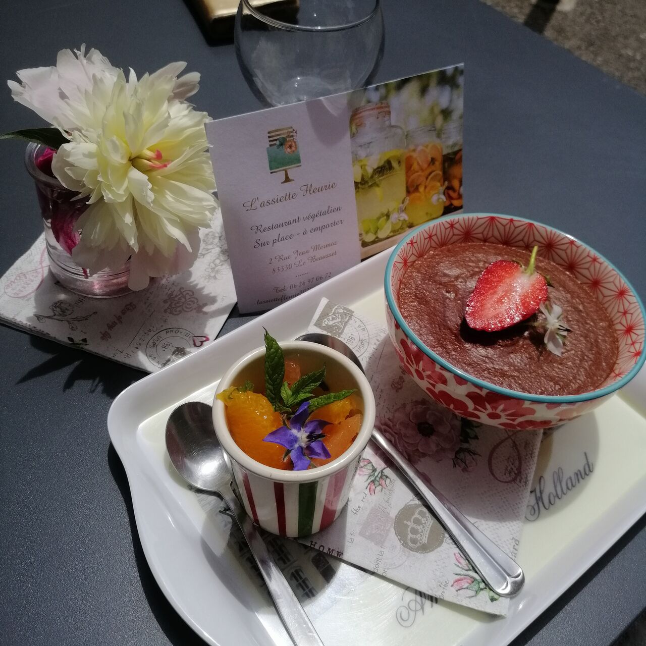Mousse au chocolat à la fève tonka accompagnée de suprêmes d'agrumes à la menthe