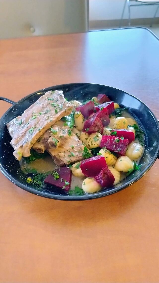 Duszona cielęcina z gnocchi i burakami w aromatycznym sosie | Braised Veal with Gnocchi and Beets in Aromatic Sauce