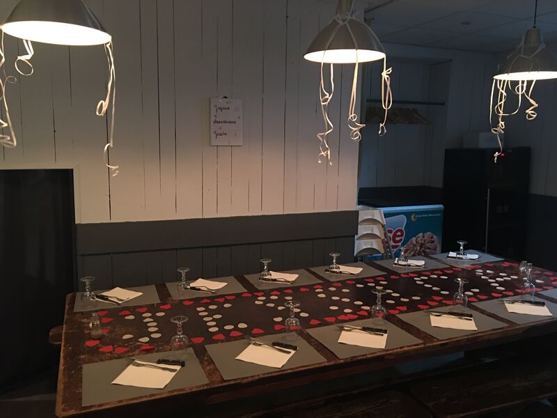  EVJF
sur la grande table pouvant accueillir jusqu'à 18 personnes où tout le monde se voit grâce à sa grande largeur !!!