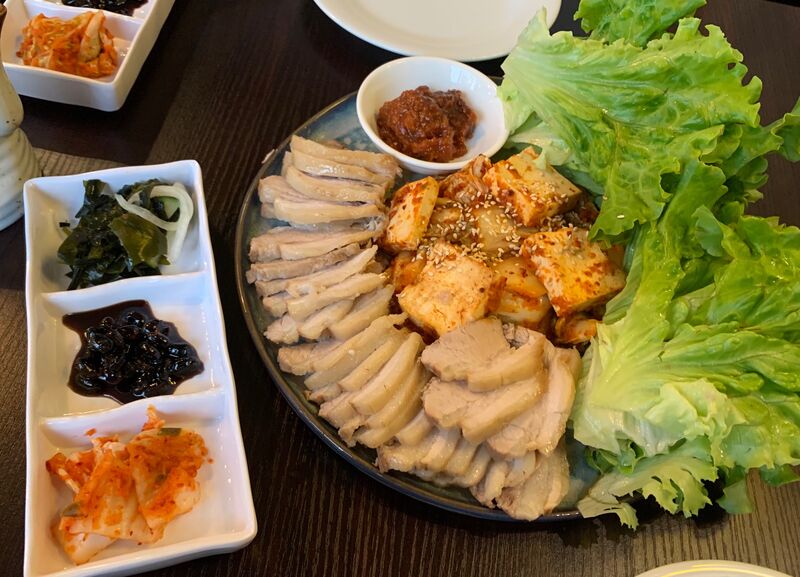 Bossam (보쌈 ), plat populaire à partager (poitrine de porc, kimchi, tofu) à envelopper dans des feuilles de salade