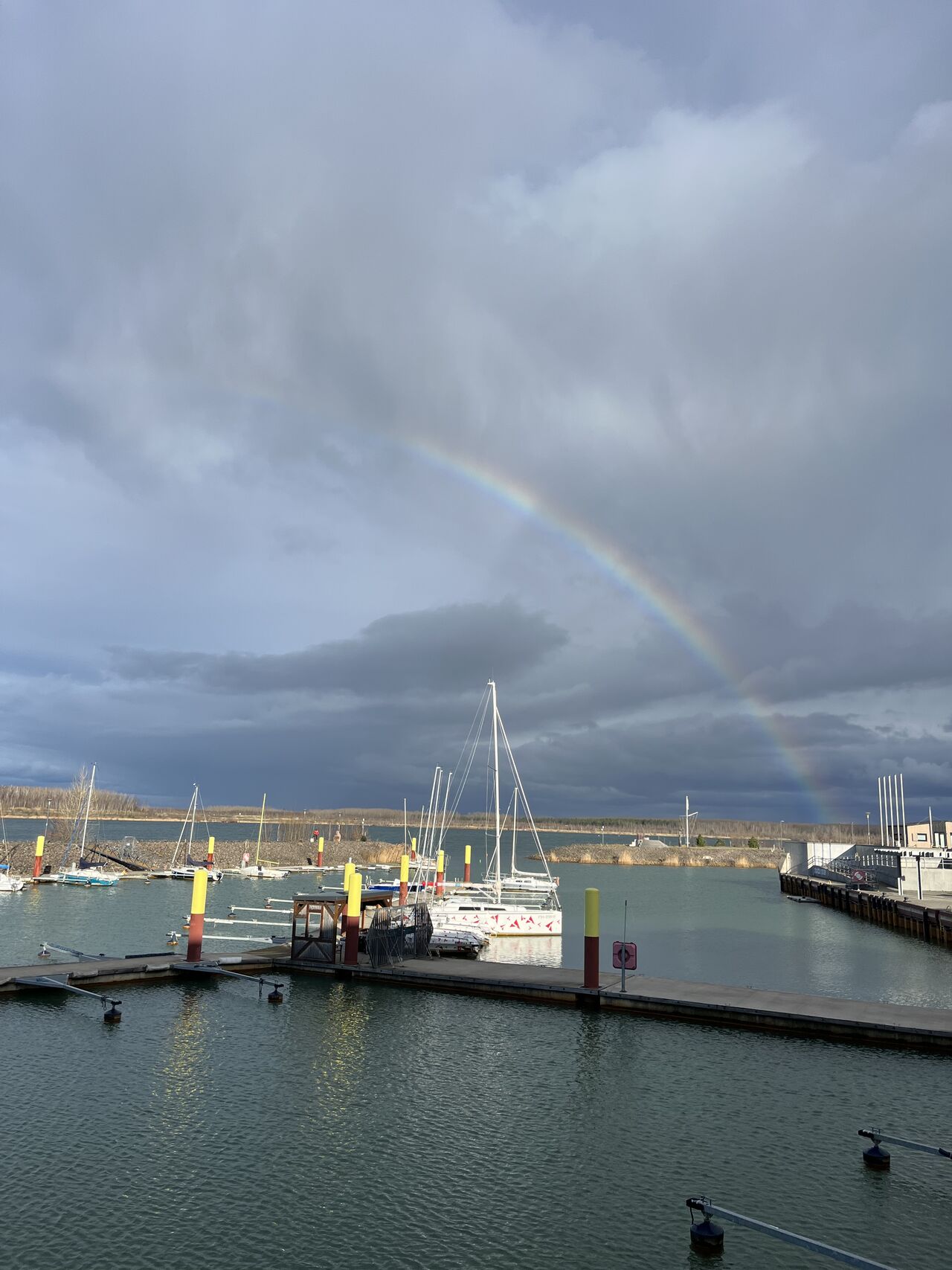 Der See liegt direkt vor den Fenstern unseres Restaurants