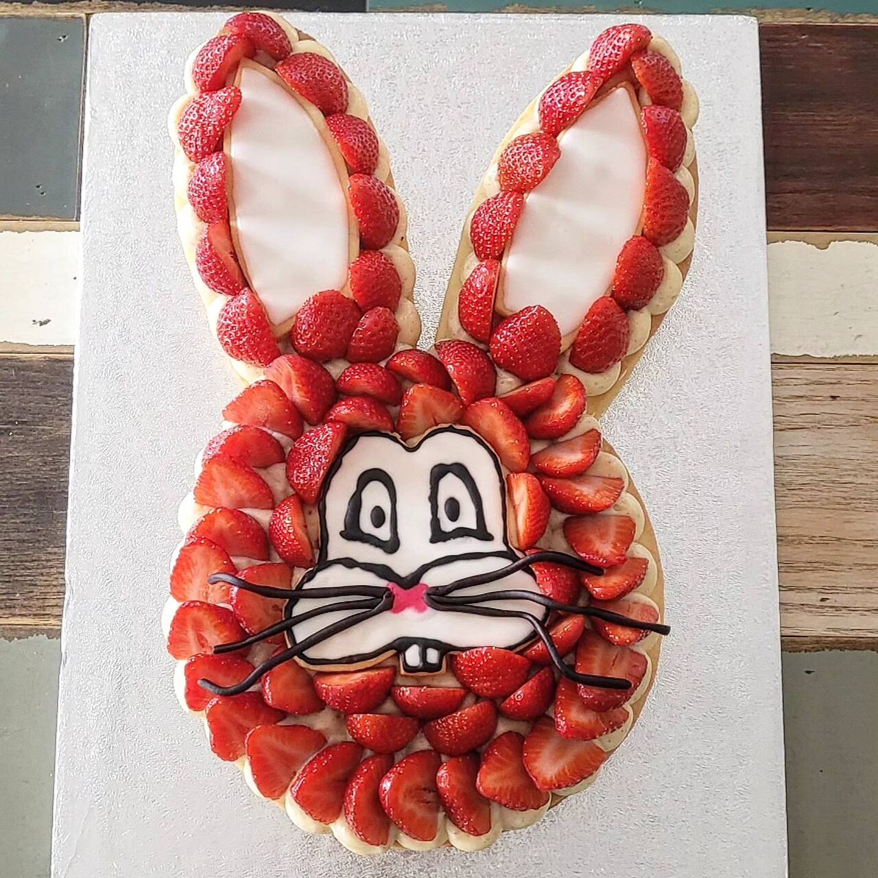Bunny cake (pâte sucrée amande, crème pâtissière vanille, fraise)