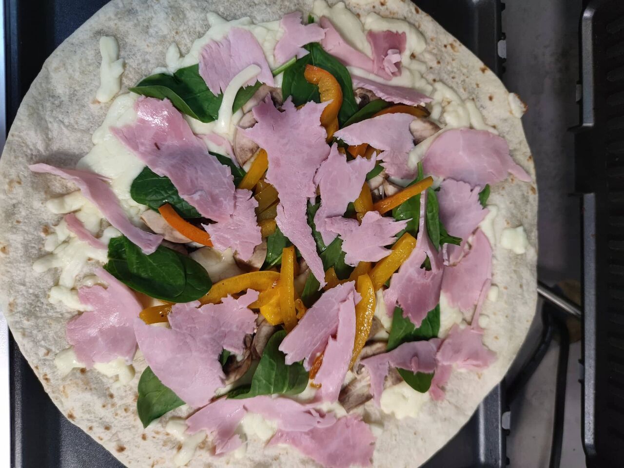 Quesadilas au jambon , champignons, épinards, mozzarella, poivrons, oignons, crème au fromage
