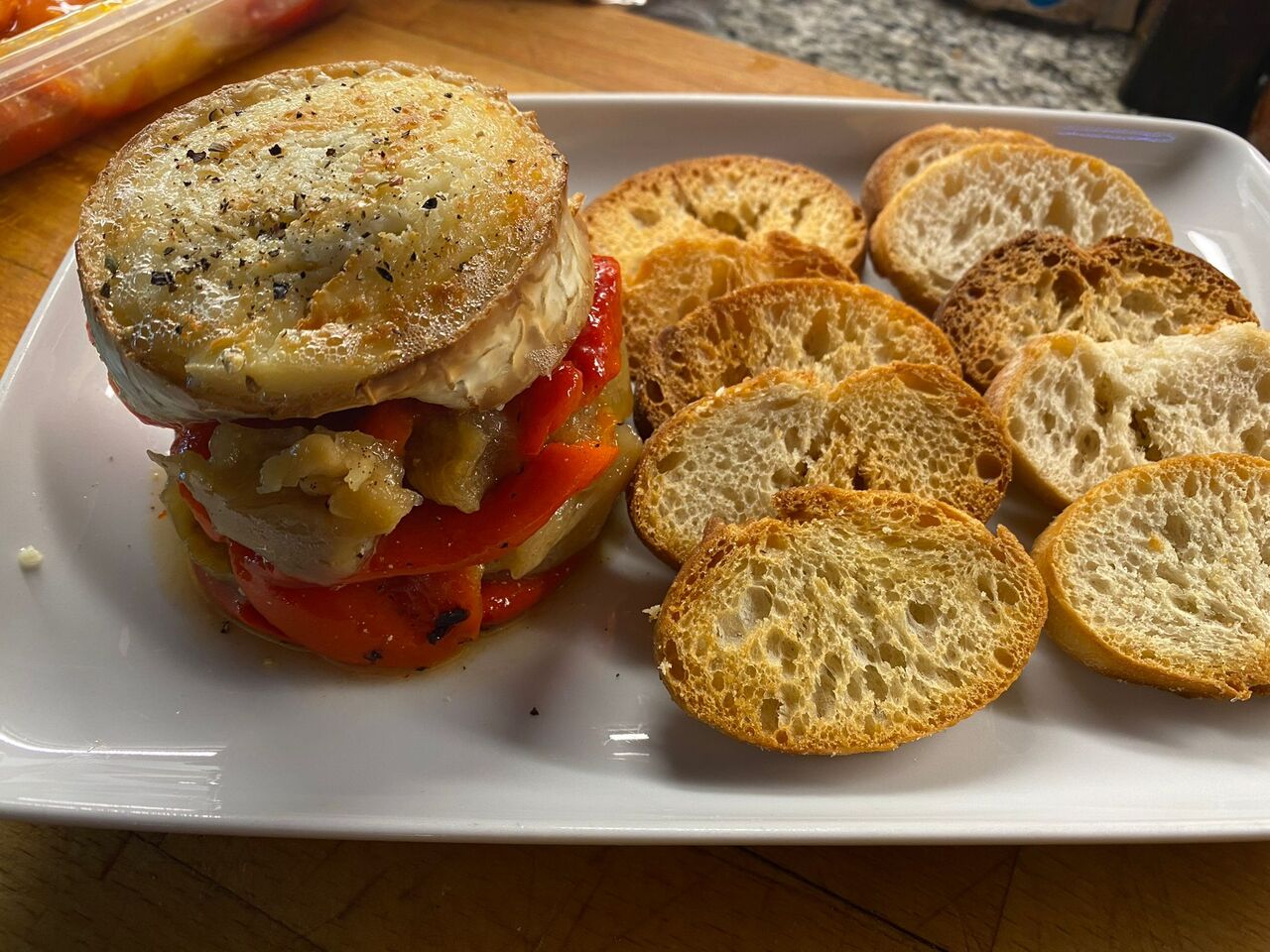 Timbal d'escalivada amb formatge de cabra calent