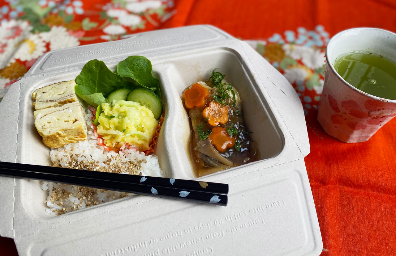 Obento Lieu jaune, sauce au vinaigre, assaisonnée aux feuilles de shiso