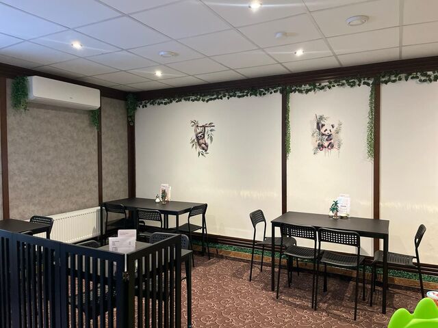 Stoly k posezení i zde