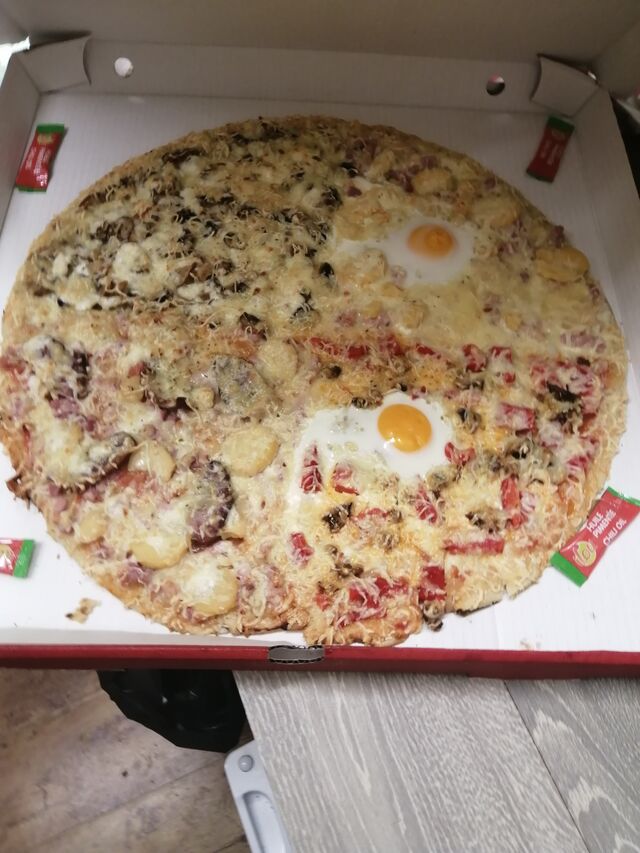 La maxi partage ici 1/4 kebab 1/4 savoyarde 1/4 pomarezienne 1/4 orientale 