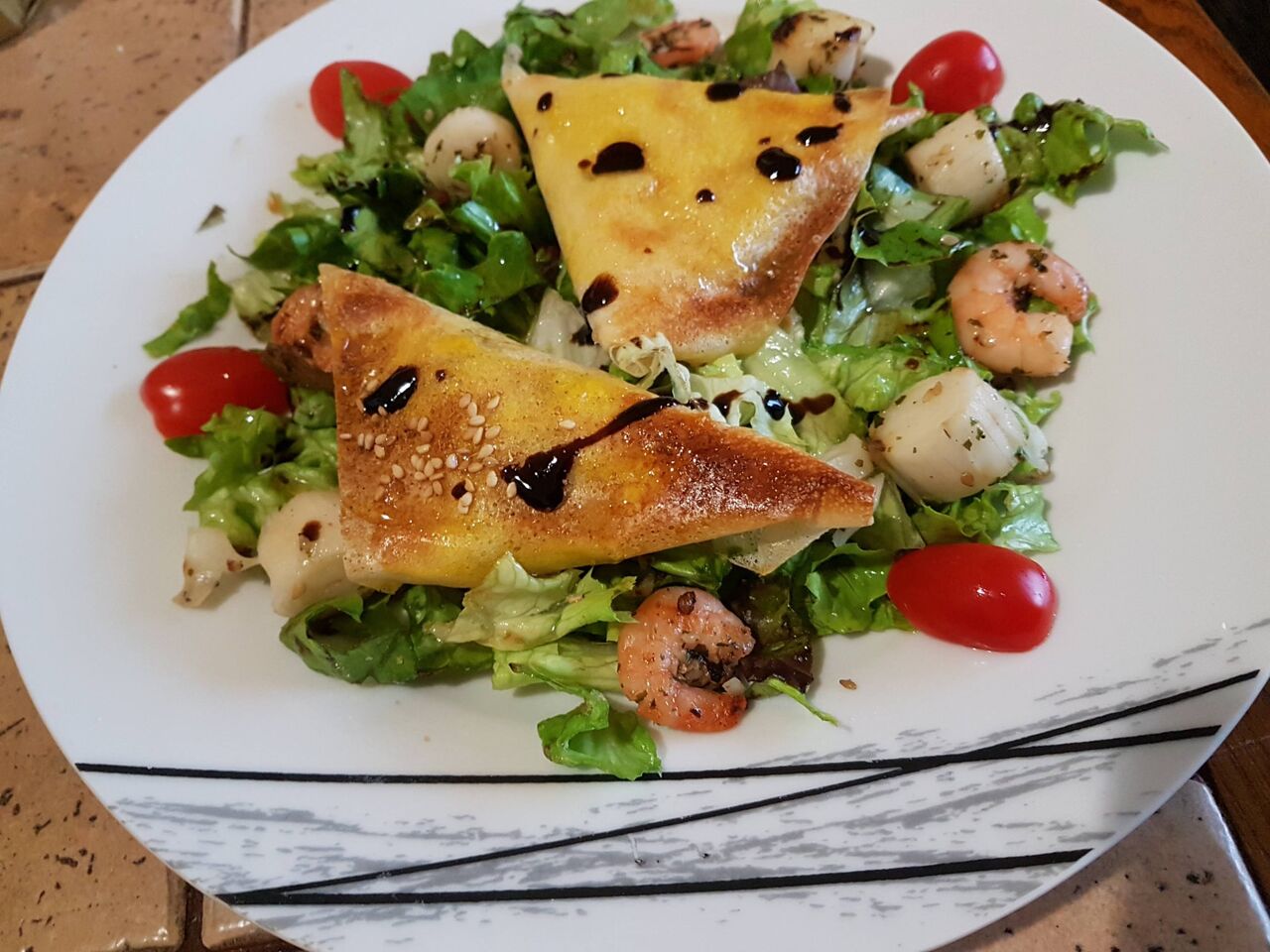 Salade de Crevettes et Saint Jacques et brique de Camembert 