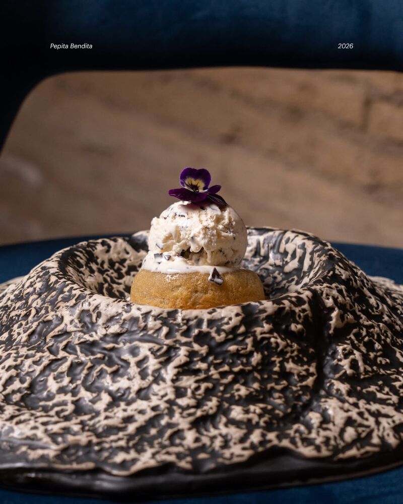 Volcán de pistacho y helado de chocolate blanco.
