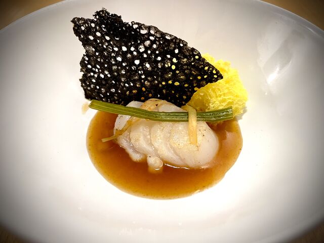 Suquet de vieira amb cruixent de tinta i safrà