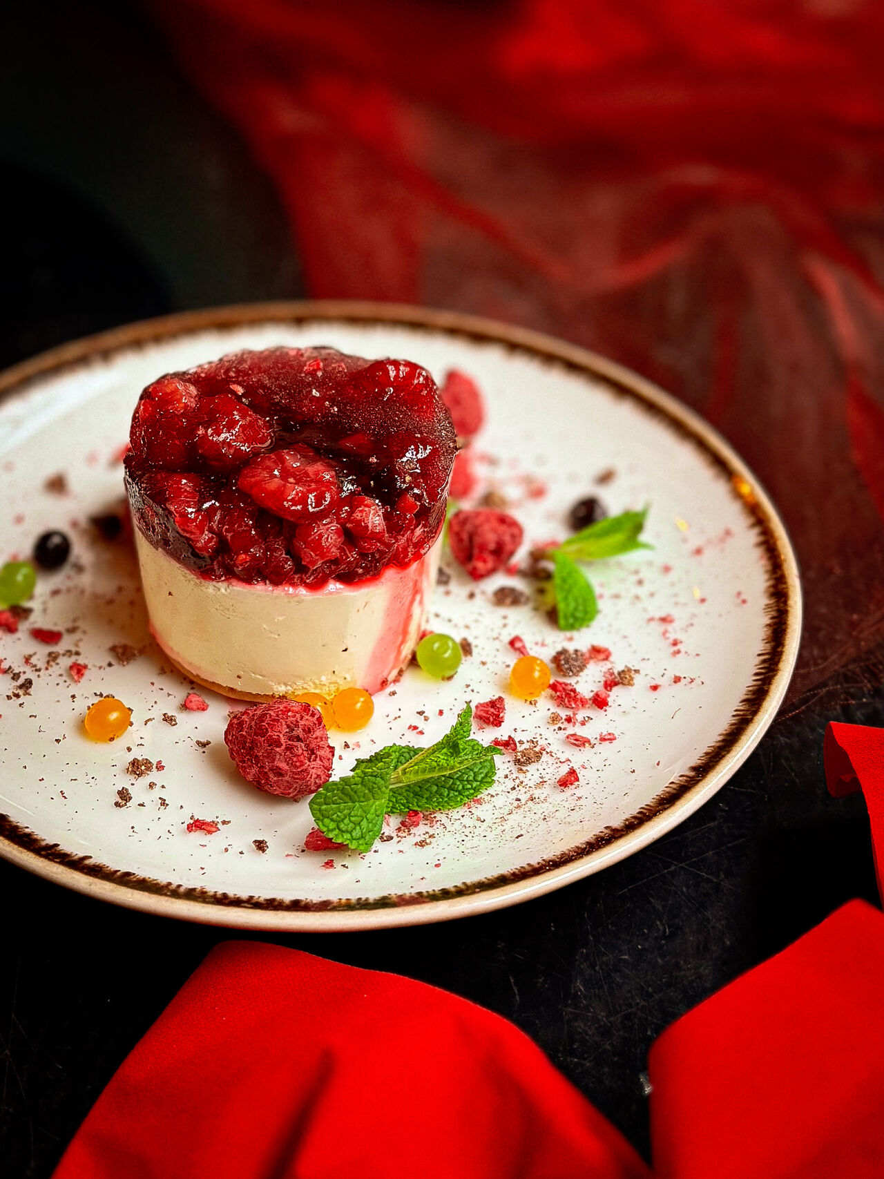 Torcik z białą czekoladą i malinami