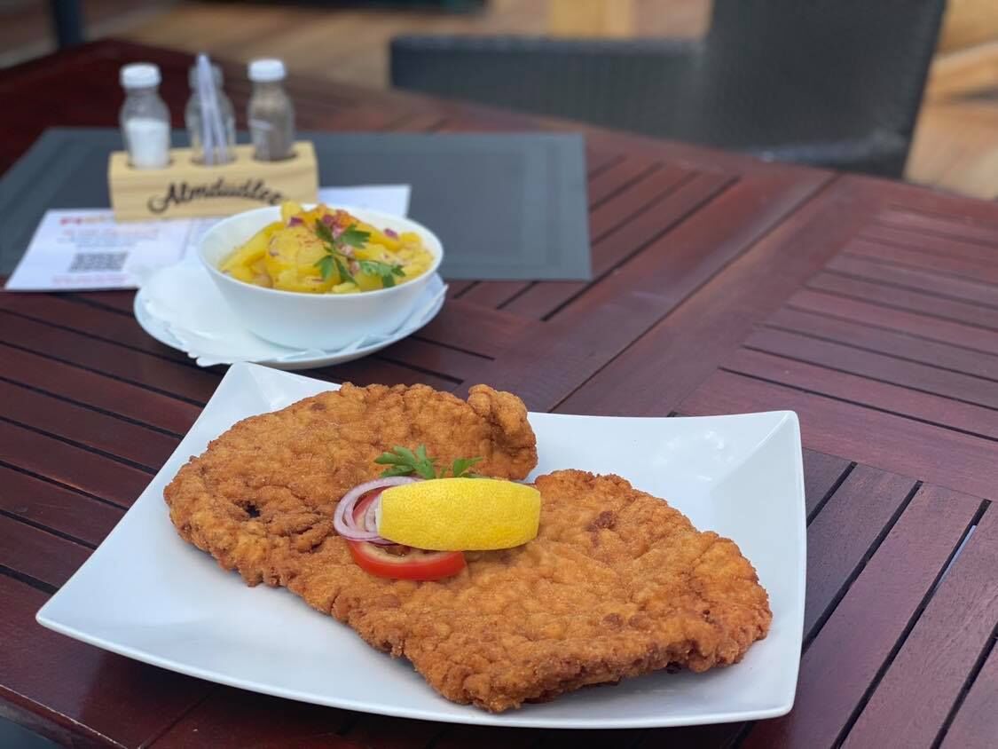 RIESENSCHNITZELTAG jeden Donnerstag!
Riesenschnitzel mit hausgemachtem Erdäpfelsalat