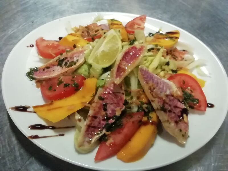 Salade tiède de rougets à la mangue 