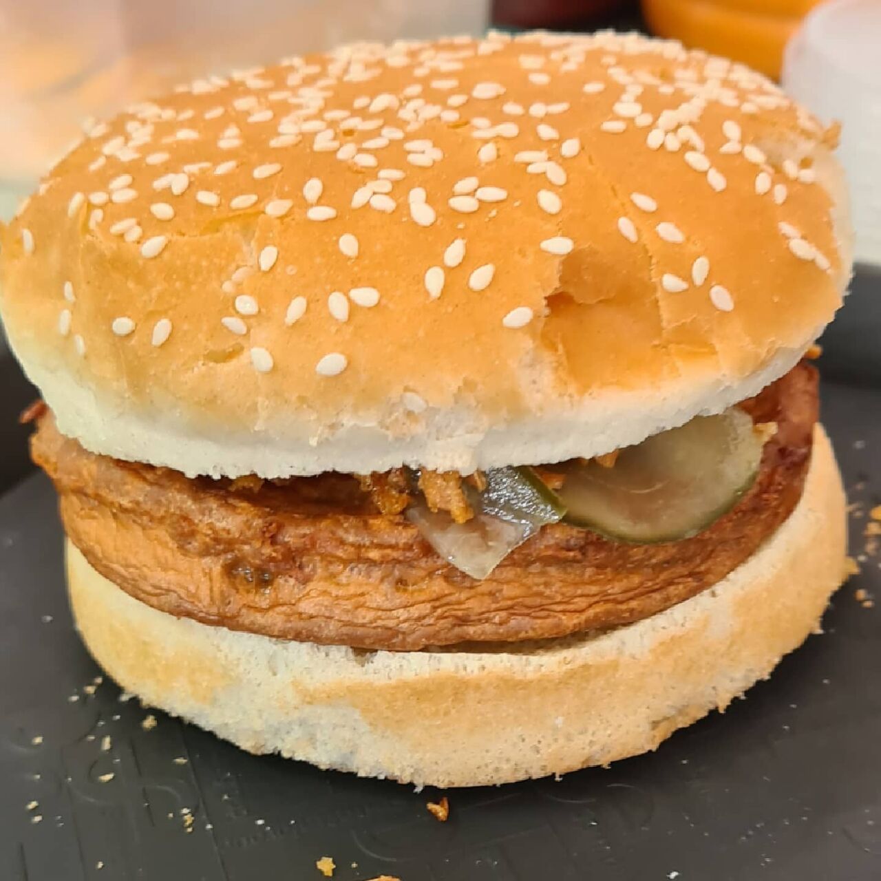 BICKY
Viande de poulet (normal ou pané), pain sésame, oignons frits, concombres à l'aigre douce et sauce burger
