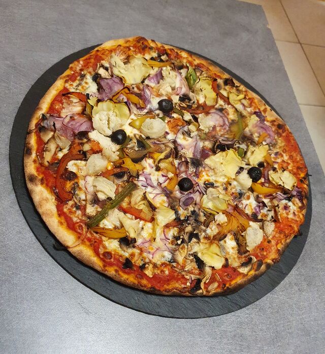 VÉGÉTARIENNE:
Base tomate, champignons, mozzarella, oignons, poivrons, cœur d'artichaut, olives.