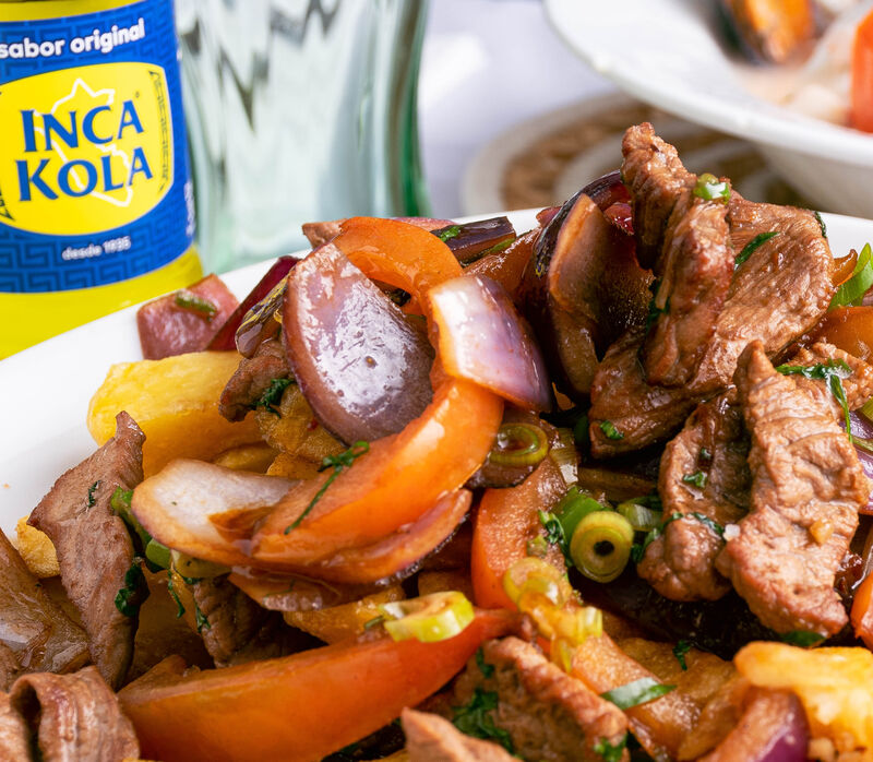 Inca Kola bebida nacional del Perú acompañado de Lomo Saltado 