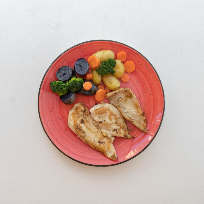 Pollo a la plancha, organico y preparado a la plancha compañado de vegetales o patatas fritas