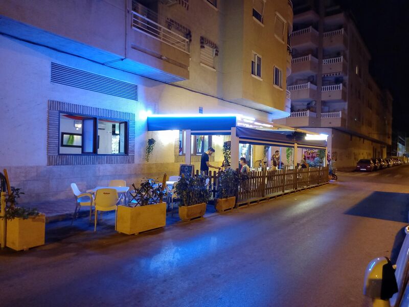 Terraza de Jax en la noche