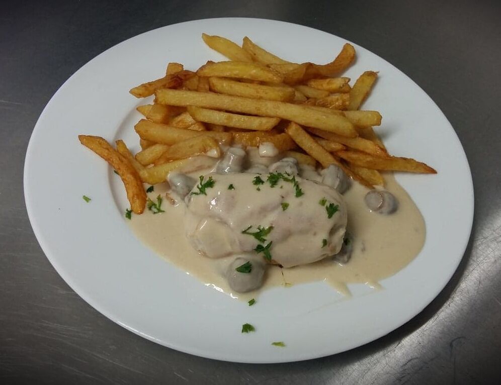 Filet de poulet, sauce normande au champignons et cidre accompagné de frites maison