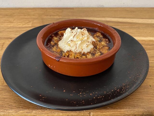 Crumble aux prunes et marmelade 